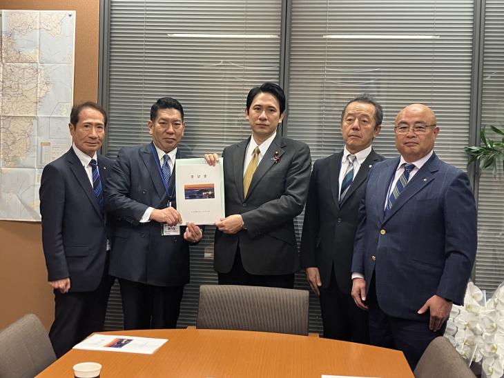 大村湾をきれいにする会要望活動の様子(加藤衆議院議員)