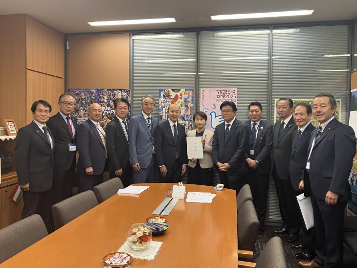 九州地方国道整備促進総決起大会・要望活動の様子(西岡秀子衆議院議員)
