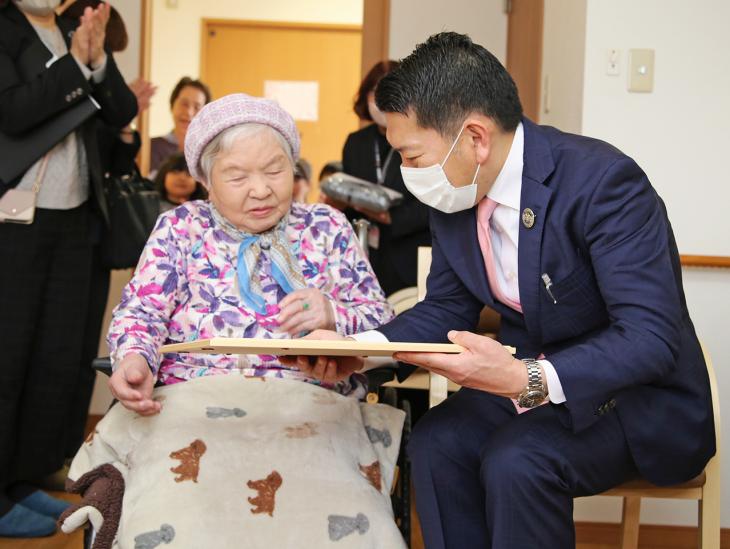 100歳長寿祝いの様子2