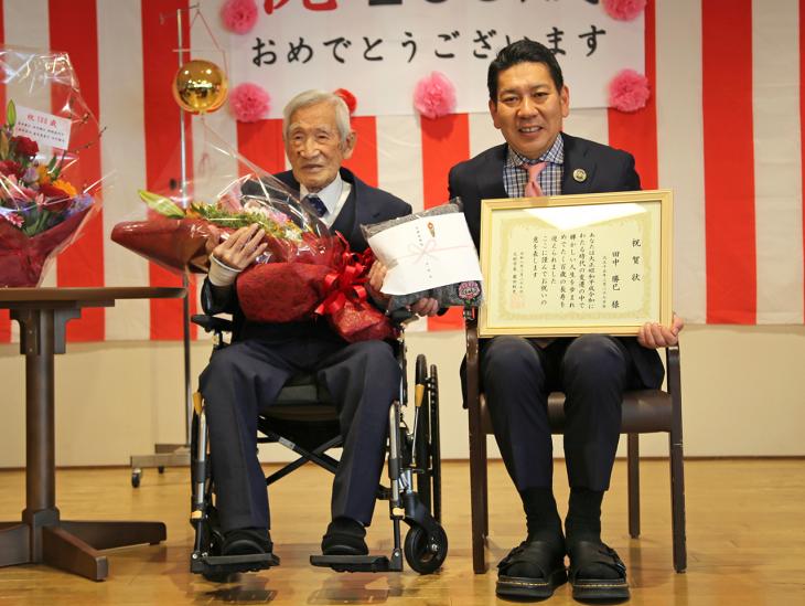 100歳長寿祝いの様子1