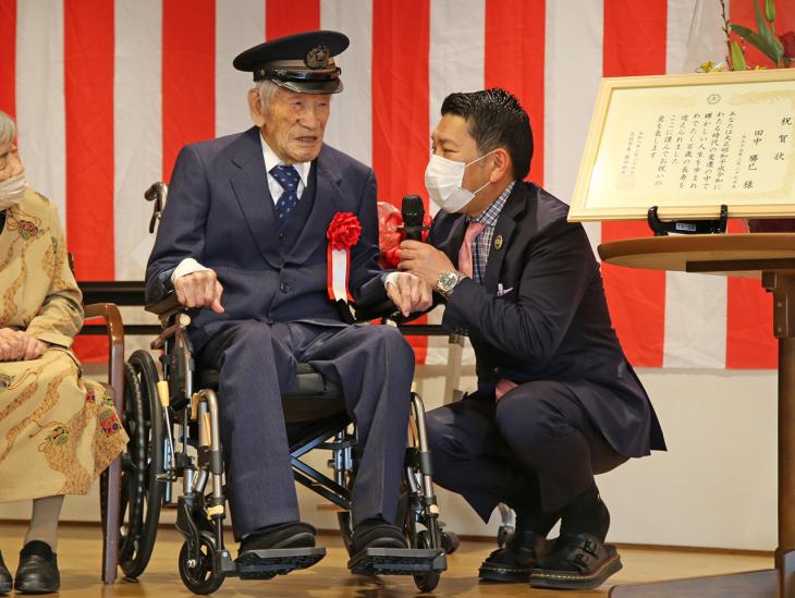100歳長寿祝いの様子2