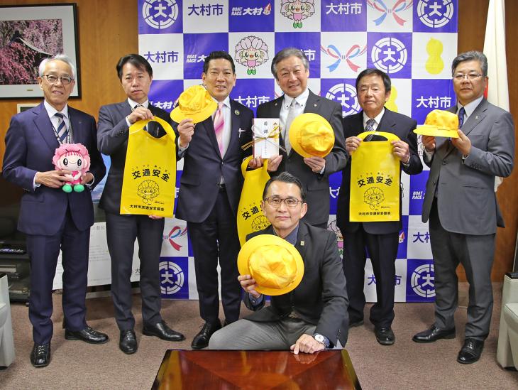 新入学児童用黄色い帽子・ランドセルカバー等贈呈式の様子1