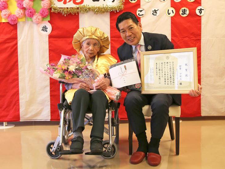 100歳長寿祝いの様子1