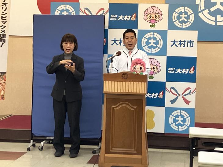 市長定例記者会見の様子