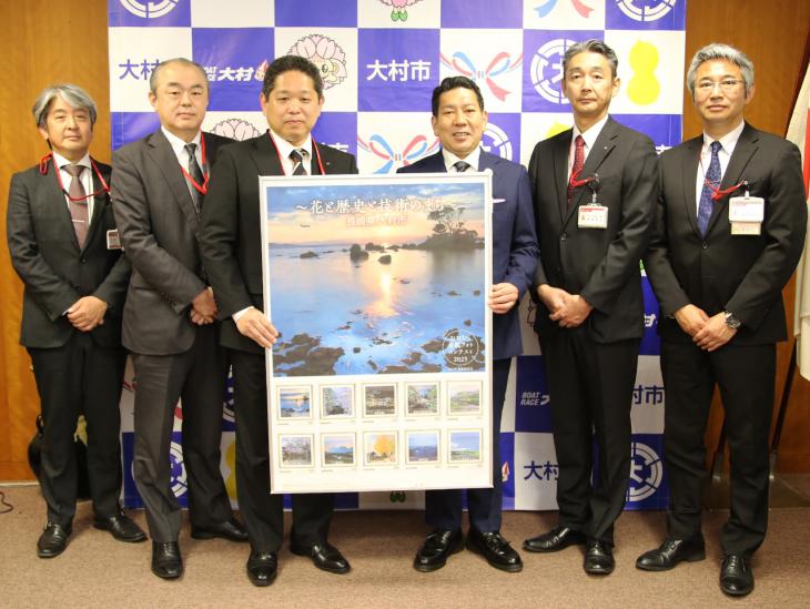 おおむら景観フォトコンテスト2025オリジナルフレーム切手贈呈式の様子1