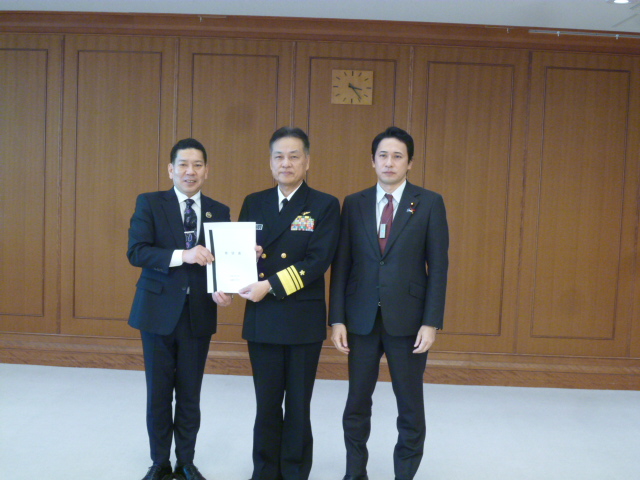 要望活動（防衛省）の様子（國見海幕副長）