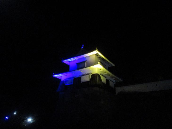 大村公園板敷櫓を青と黄色でライトアップの様子