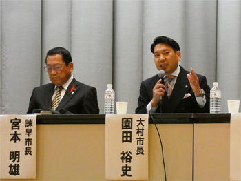 パネリストとして話す市長