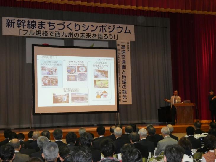 講演を聞く人たち