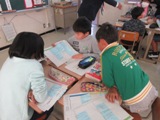 グループ学習で伝え合う様子