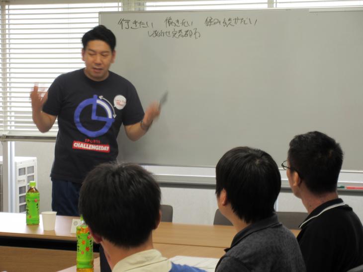 票育クルーに発表する市長