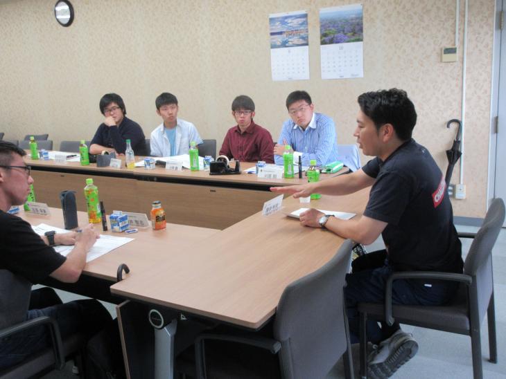 票育クルーに話す市長