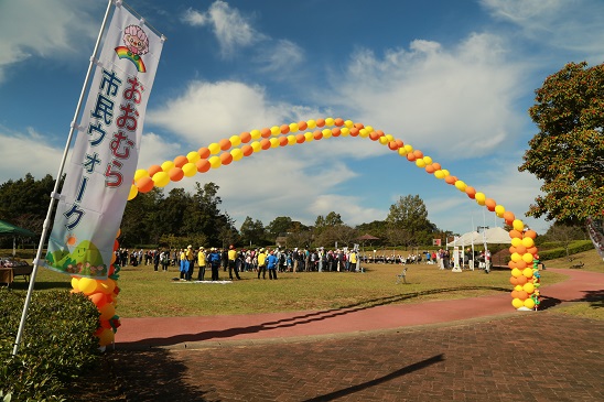 開会式場の市民ウォークののぼりと風船のアーチ