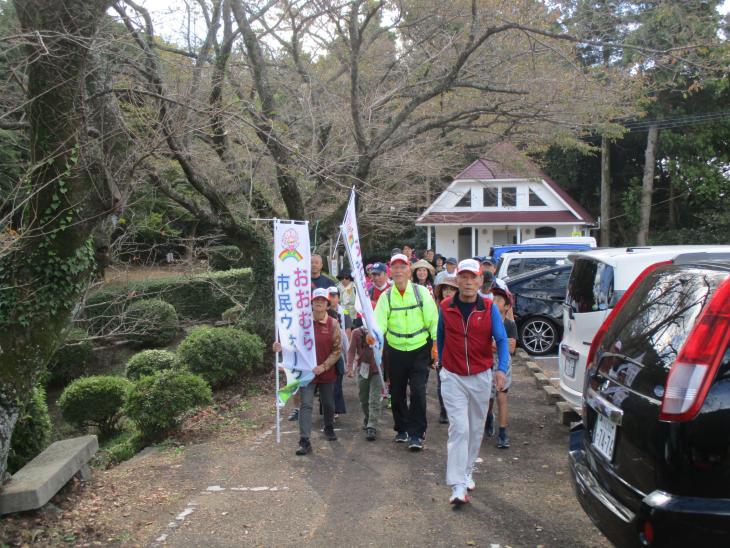 野岳湖公園トリム広場前のようす