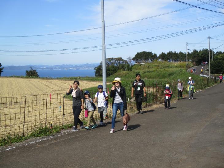 右手に大村湾が広がります